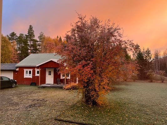 Hyr denna stuga i Åsarna på 45 m². 4 sängplatser. 1 100 - 1 200 kr per dag. Se bilder och tillgänglighet här.