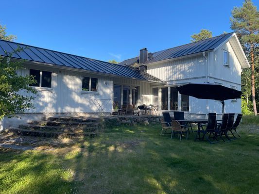 Hyr denna stuga i Strömstad på 140 m². 8-10 sängplatser. 7 000 - 12 000 kr per vecka. Se bilder och tillgänglighet här.