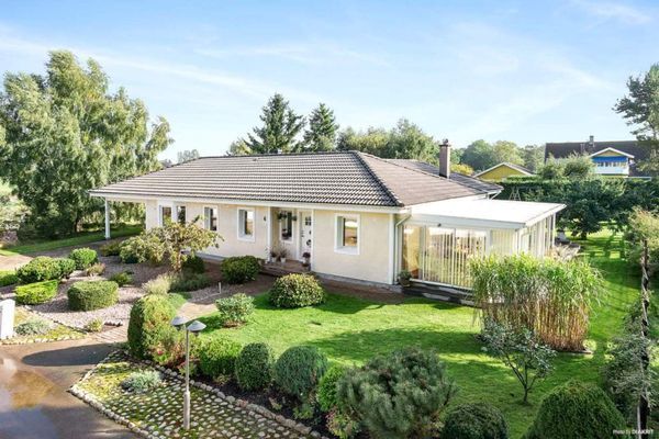 Hyr denna stuga i Skåne på 137 m². 7 sängplatser. Från 19 989 kr per vecka. Se bilder och tillgänglighet här.