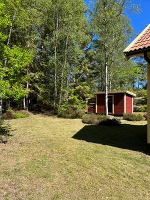 Bild 3 på Stuga, Orust, Bohuslän, lugnt läge, skog, havsnära