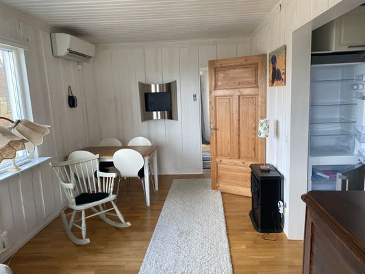 Bild 3 på Sjönära Sjöutsikt Hjälmaren Sandstrand Brygga Bad