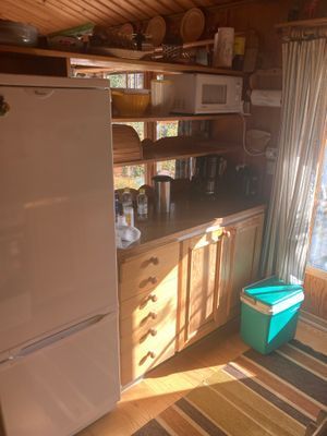 Hyr denna stuga i  på 45 m². 6 sängplatser. 3 900 - 7 500 kr per vecka. Se bilder och tillgänglighet här.