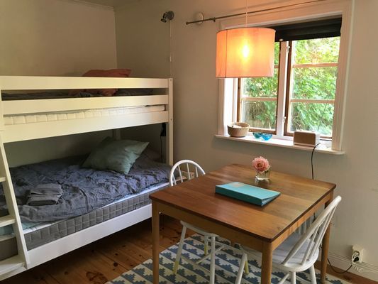 Charmig liten gårdslägenhet 400 m från ringmuren