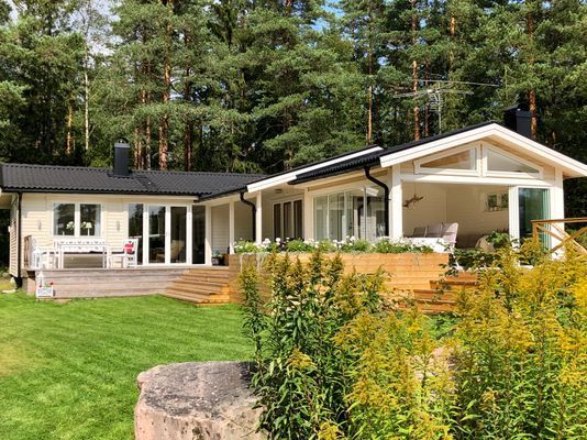 Hus för sommar- och vinterboende med nära sjöläge