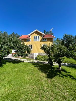 Hyr denna stuga i  på 140 m². 4-5 sängplatser. Från 5 200 kr per vecka. Se bilder och tillgänglighet här.