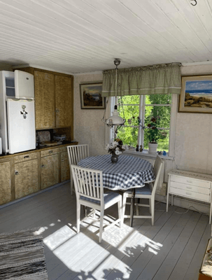 Hyr denna stuga i  på 42 m². 2-4 sängplatser. Pris ej tillgängligt. Se bilder och tillgänglighet här.