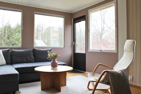 Mysig stuga med poolområde