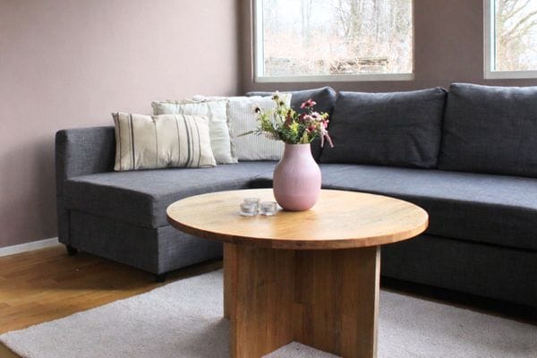 Hyr denna stuga i  på 70 m². 6-9 sängplatser. Från 17 000 kr per vecka. Se bilder och tillgänglighet här.