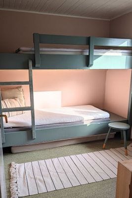 Mysig stuga med poolområde - Bild 10