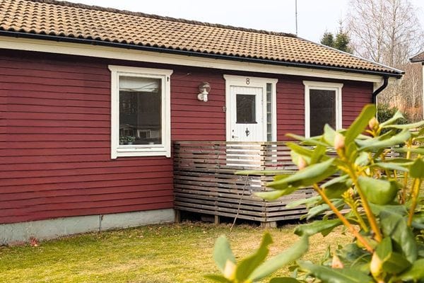 Mysig stuga med poolområde