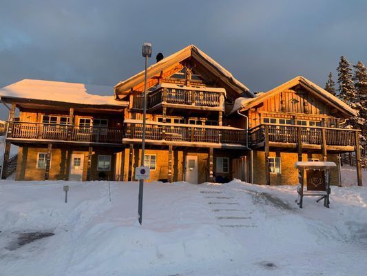 Hyr denna stuga i Åre på 85 m². 8 sängplatser. 9 000 - 25 000 kr per vecka. Se bilder och tillgänglighet här.