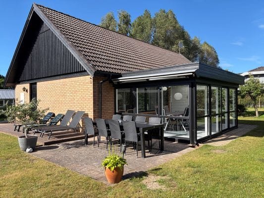 Hyr denna stuga i Beddingestrand på 109 m². 4-6 sängplatser. 7 000 - 9 000 kr per vecka. Se bilder och tillgänglighet här.