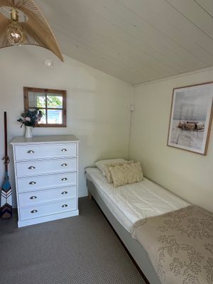 Nyrenoverat sommarhus med fantastisk sjötomt - Bild 25
