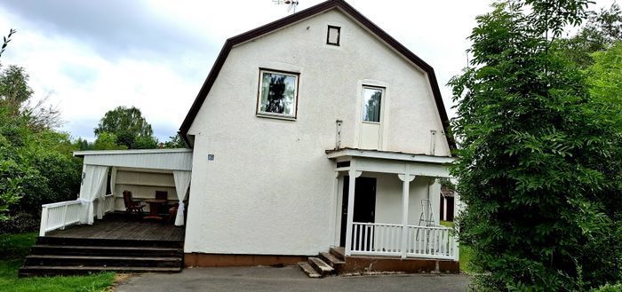 Hyr denna stuga i  på 110 m². 4-6 sängplatser. Från 8 000 kr per vecka. Se bilder och tillgänglighet här.