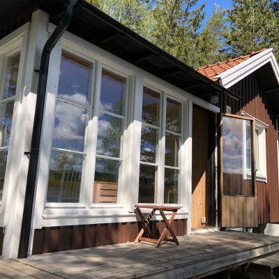 Två fina stugor vid sjö utanför Göteborg