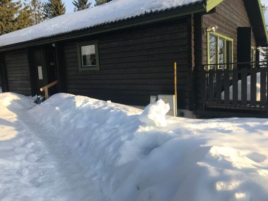 Hyr denna stuga i  på 50 m². 4-6 sängplatser. Från 9 950 kr per vecka. Se bilder och tillgänglighet här.