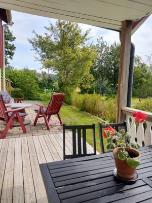 Hyr denna stuga i Henån på 90 m². 5-6 sängplatser. 5 900 - 9 900 kr per vecka. Se bilder och tillgänglighet här.