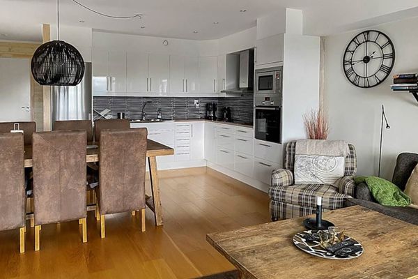 Hyr denna stuga i Åre på 72 m². 6-7 sängplatser. 12 600 - 12 601 kr per vecka. Se bilder och tillgänglighet här.