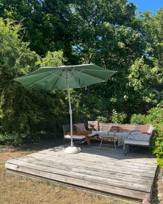 Hyr denna stuga i Österlen på 100 m². 5-7 sängplatser. Från 8 000 kr per vecka. Se bilder och tillgänglighet här.