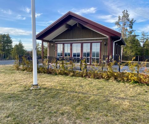 Hyr denna stuga i  på 60 m². 4 sängplatser. Från 7 300 kr per vecka. Se bilder och tillgänglighet här.