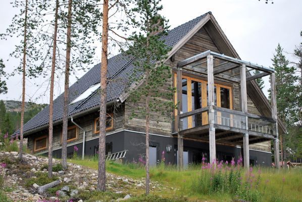 Arkitektritat drömhus uthyres i Björnrike
