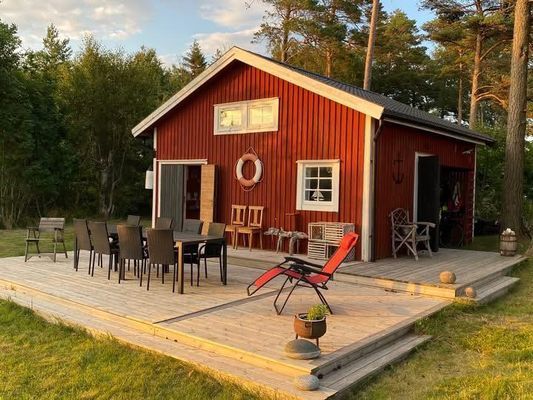 Hyr denna stuga i Fjällbacka på 90 m². 8-9 sängplatser. 9 000 - 14 000 kr per vecka. Se bilder och tillgänglighet här.
