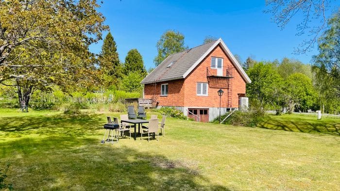 Ditt semesterhus med stor trädgard