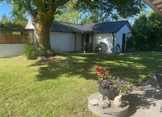 Hyr denna stuga i Hellvi på 38 m². 4-5 sängplatser. 4 000 - 5 000 kr per vecka. Se bilder och tillgänglighet här.