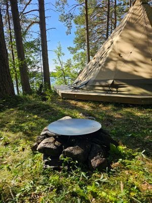 Bo i kåta på egen ö i Alsensjön