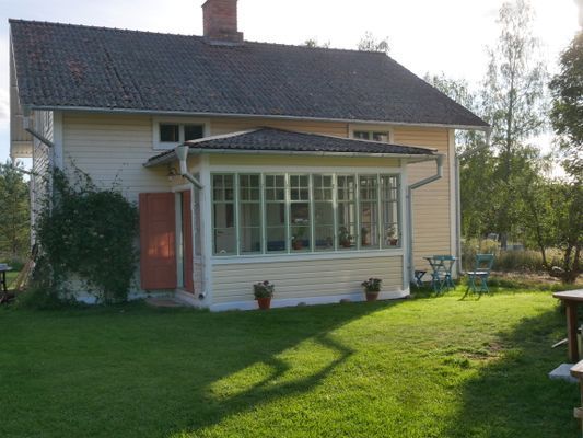 Hemtrevligt 1800-tals hus nära sjö och skog.