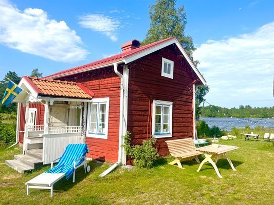 Stuga med JACUZZI , strandtomt och eldplats