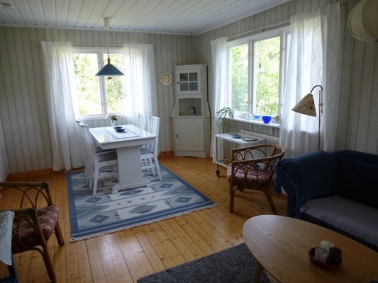 Hyr denna stuga i  på 56 m². 4 sängplatser. 3 000 - 5 000 kr per vecka. Se bilder och tillgänglighet här.