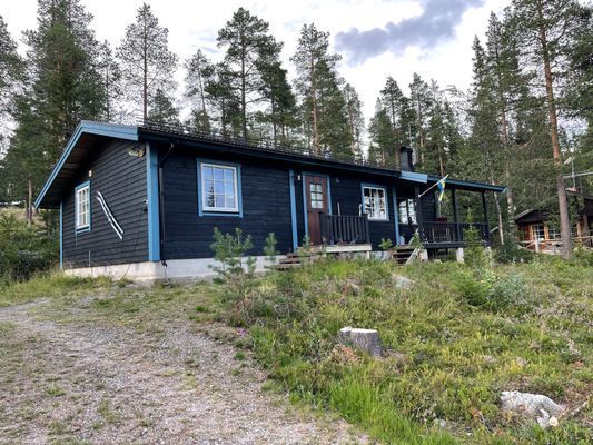 Hyr denna stuga i Lofsdalen på 75 m². 6-8 sängplatser. 3 000 - 6 000 kr per vecka. Se bilder och tillgänglighet här.