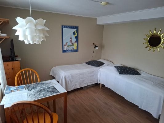 Hyr denna stuga i Lysekil på 20 m². 2 sängplatser. 3 500 - 4 000 kr per vecka. Se bilder och tillgänglighet här.