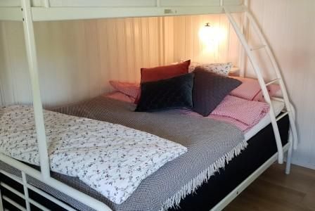 Våningsängen har en 140cm madrass nere och 90cm uppe. Det finns också en extra 90cm säng att dra ut under sängen.