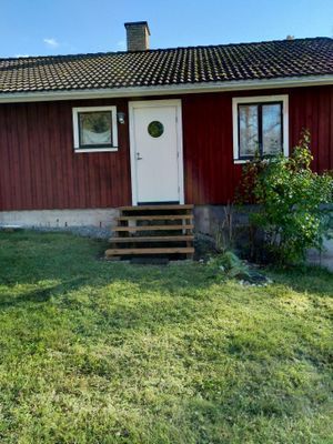 Hemtrevligt hus mitt i skogen nära egen sjö - Bild 12