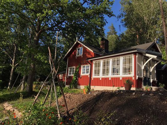 Hyr denna stuga i  på 90 m². 6 sängplatser. 10 000 - 15 000 kr per vecka. Se bilder och tillgänglighet här.