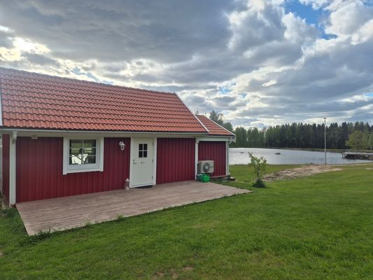 Mysig stuga precis vid sjön