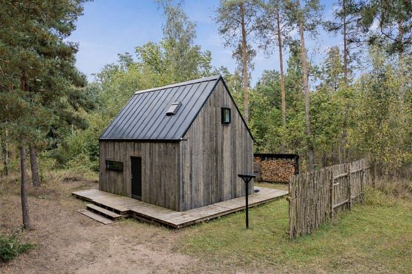 Hus i skogen nära Köpingsvik