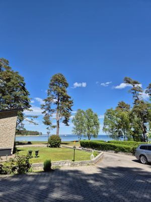 Hyr denna stuga i  på 90 m². 4-6 sängplatser. Från 12 000 kr per vecka. Se bilder och tillgänglighet här.