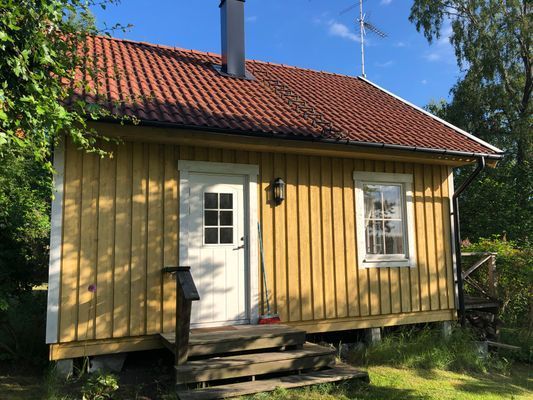 Hyr denna stuga i Blidö på 45 m². 4 sängplatser. 6 500 - 7 700 kr per vecka. Se bilder och tillgänglighet här.