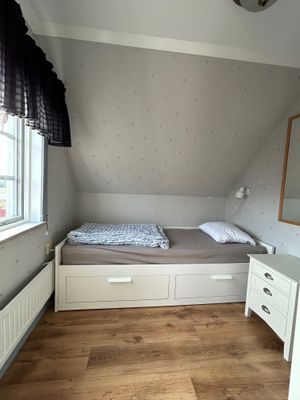 Säng som går att bredda till 160 cm i eget rum