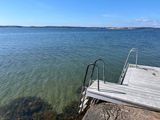 Fräsch stuga i Röra på norra Tjörn