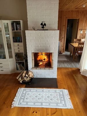 Värmande brasa i vardagsrummet