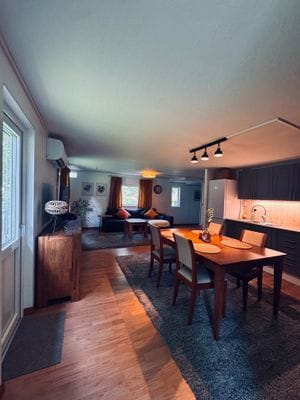 Hyr denna stuga i Tärnsjö på 65 m². 3 sängplatser. Från 10 000 kr per vecka. Se bilder och tillgänglighet här.