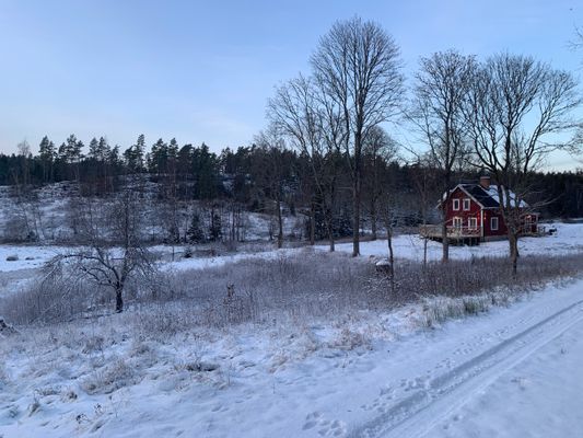 Hyr denna stuga i Färgelanda på 110 m². 6-8 sängplatser. 4 000 - 7 000 kr per vecka. Se bilder och tillgänglighet här.