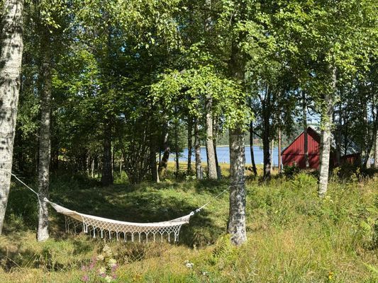 Hyr denna stuga i Burseryd på 90 m². 4-6 sängplatser. 7 500 - 10 500 kr per vecka. Se bilder och tillgänglighet här.