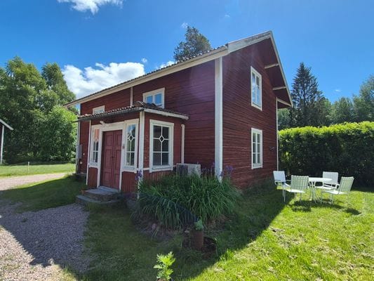 Charmig stuga på gård i Gagnef