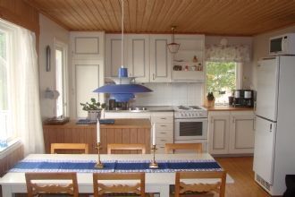 Hyr denna stuga i Bohuslän på 60 m². 6-8 sängplatser. 8 000 - 12 500 kr per vecka. Se bilder och tillgänglighet här.