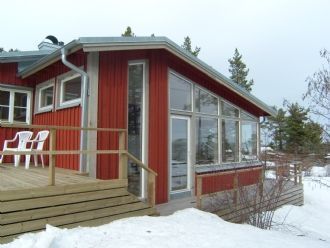 Hyr denna stuga i  på 94 m². 6 sängplatser. 9 000 - 10 000 kr per vecka. Se bilder och tillgänglighet här.